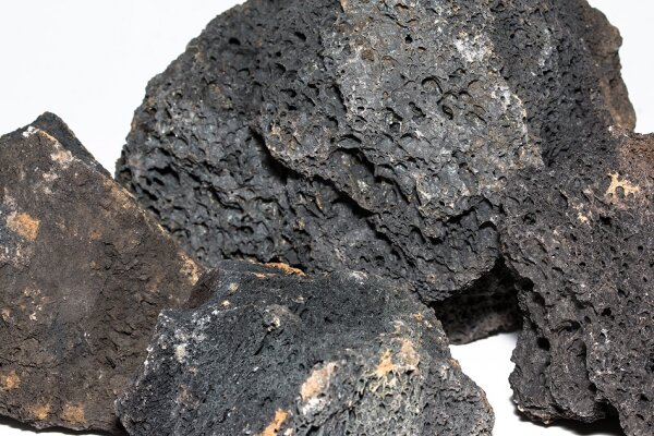 Schwarze Lava, 1 kg - Größe ca. 8 - 15 cm